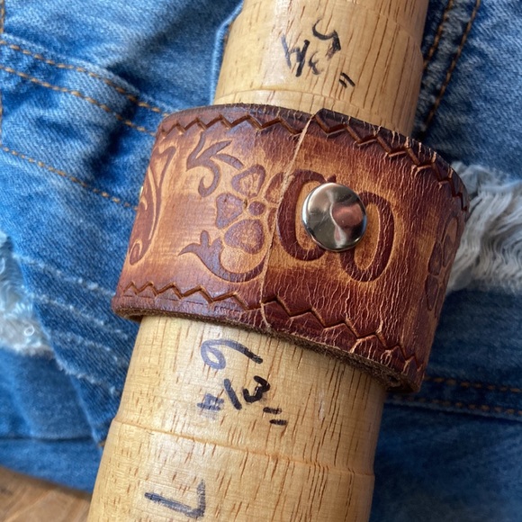 Leather cuff, adjustable - Picture 9 of 10